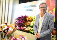 Nico Kiep van Kiep Flowers toonde de Chrysantenboeketten voor de Retail. Kiep Flowers teelt 12 verschillende soorten troschrysanten. "Voor elk seizoen, specifieke kleuren en type".